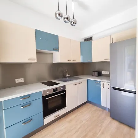 Apartment Center & 5 Min Walk!