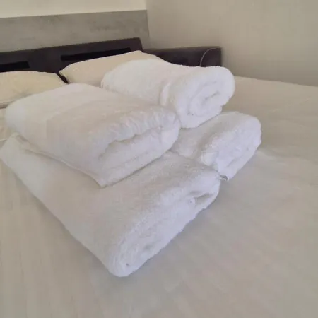 Apartment Center & 5 Min Walk!