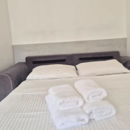 Apartment Center & 5 Min Walk! *